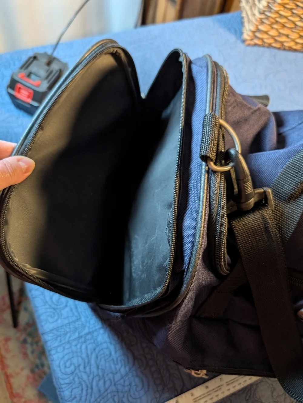 American Tourister Navy Blue Travel Duffle Bag Carry On Gym Weekender Pockets